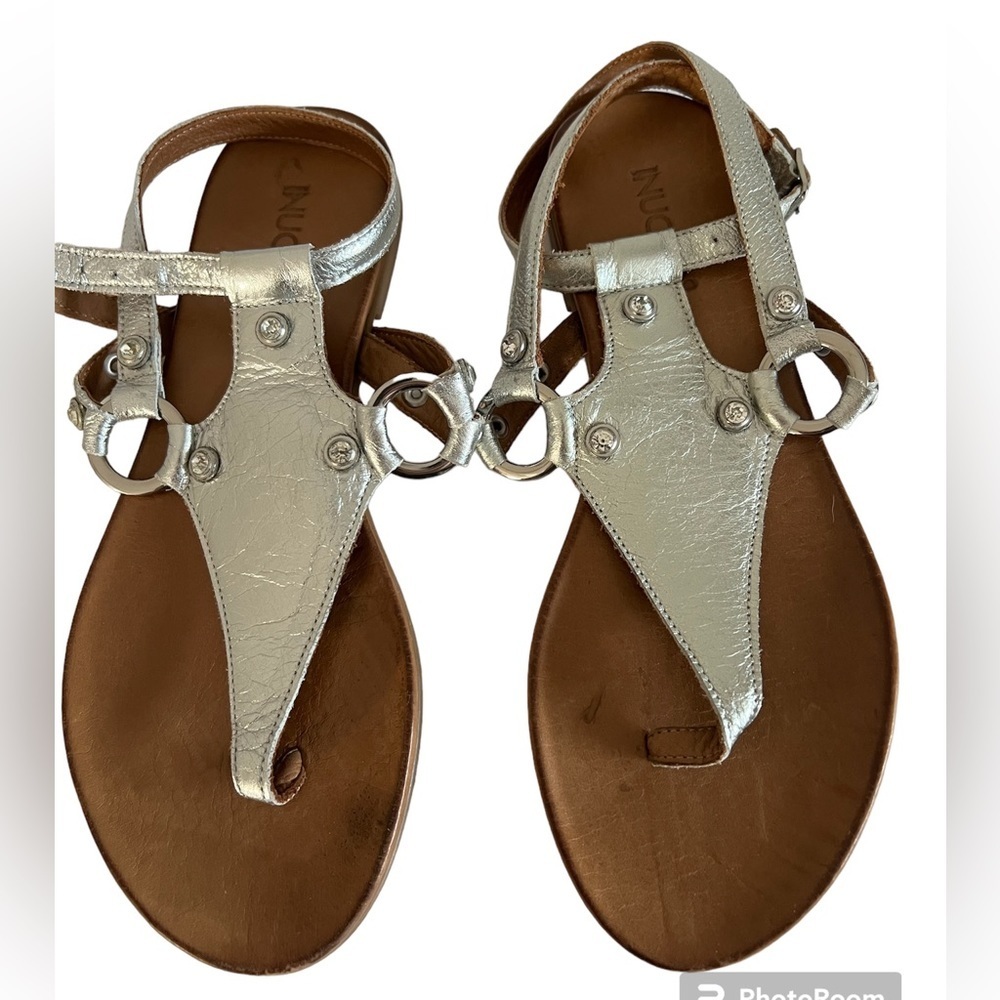 INUOVO Silver Leather Buckle Sandals